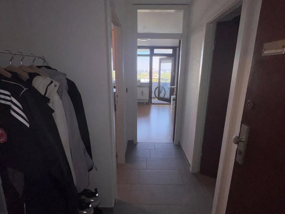 Lichtdurchflutetes Single-Apartment im 8. OG: Vollmöbiliert mit Balkon & Stellplatz