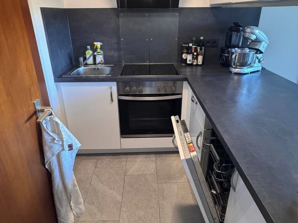 Lichtdurchflutetes Single-Apartment im 8. OG: Vollmöbiliert mit Balkon & Stellplatz