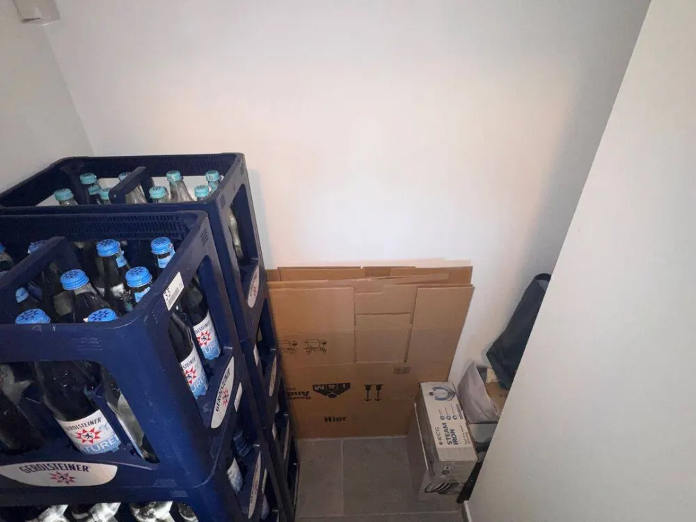 Lichtdurchflutetes Single-Apartment im 8. OG: Vollmöbiliert mit Balkon & Stellplatz