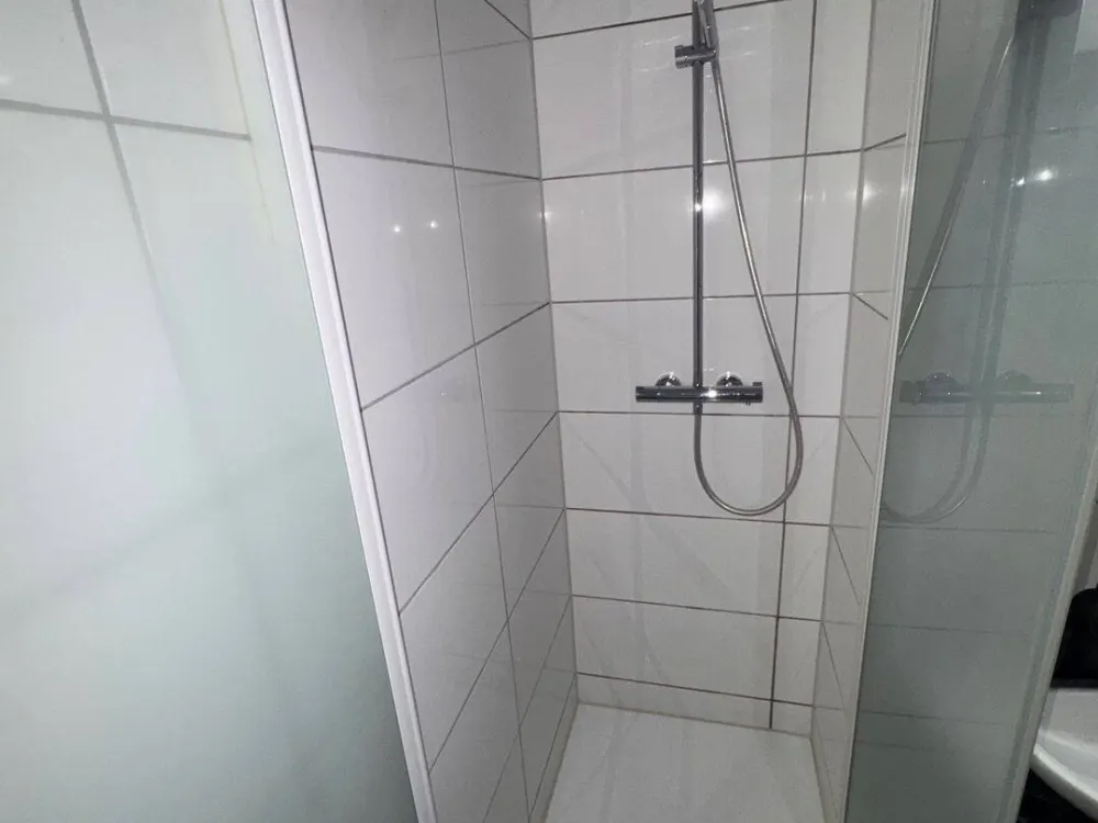 Lichtdurchflutetes Single-Apartment im 8. OG: Vollmöbiliert mit Balkon & Stellplatz