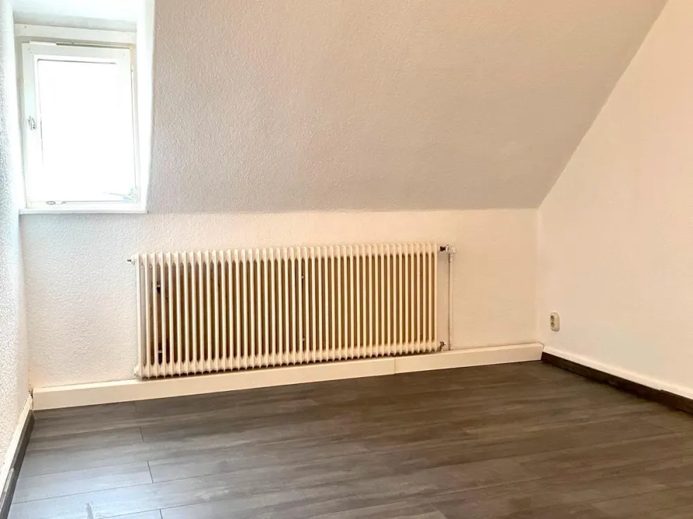 Charmante frisch renovierte Dachgeschosswohnung mit Giebelzimmer
