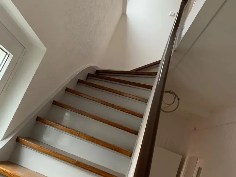 Helle 2-Zimmer-Dachgeschosswohnung mit EBK in ruhiger Lage zwischen MHH und HDI