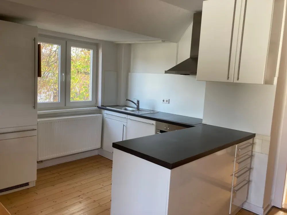 Helle 2-Zimmer-Dachgeschosswohnung mit EBK in ruhiger Lage zwischen MHH und HDI