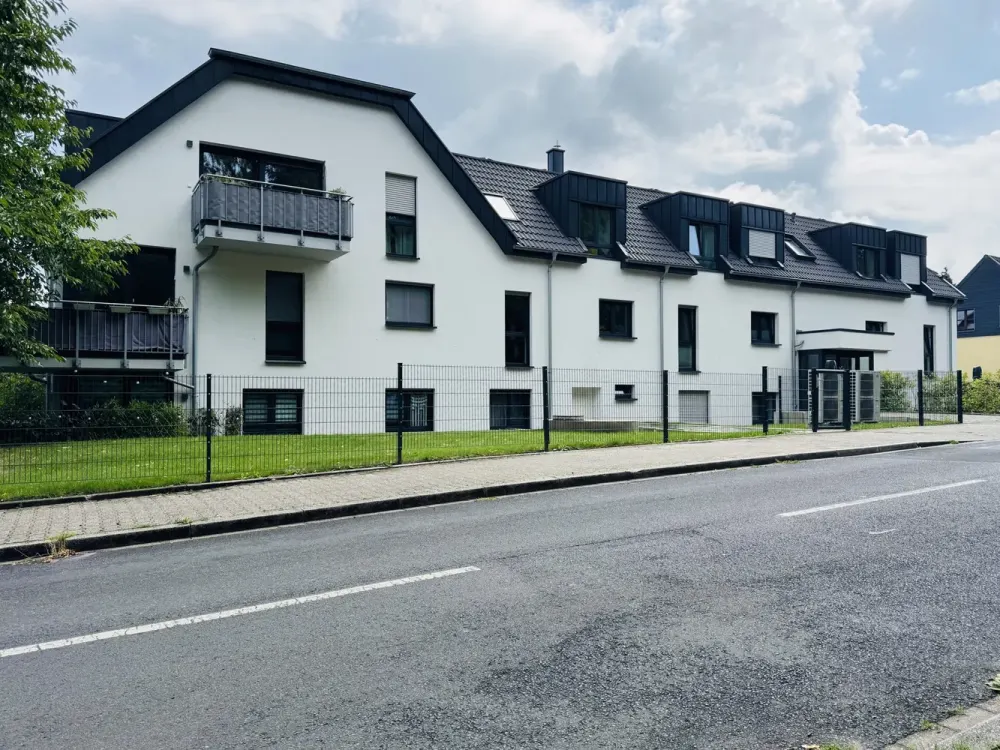 Neuwertige 2-Zimmer-Dachgeschosswohnung mit Balkon und Einbauküche ab 01.12.2026 frei