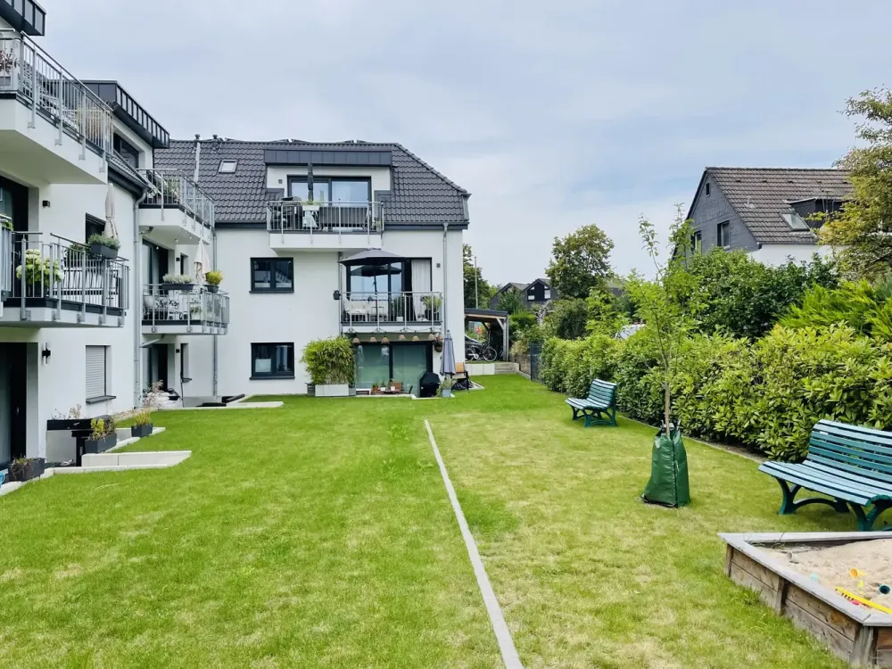 Neuwertige 2-Zimmer-Dachgeschosswohnung mit Balkon und Einbauküche ab 01.12.2026 frei