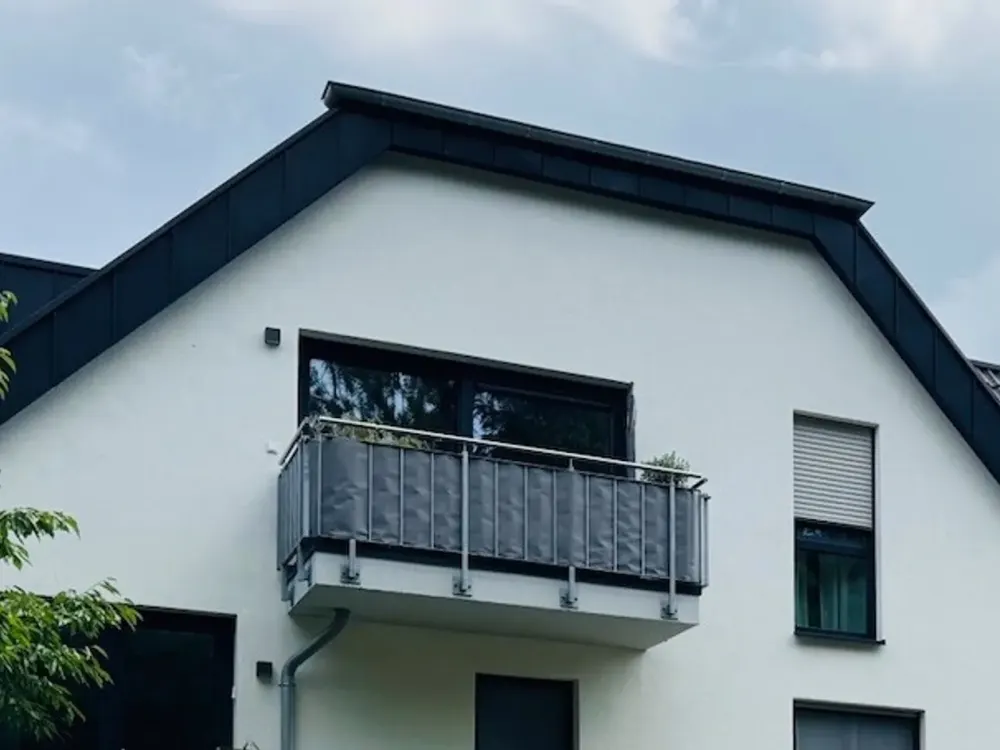 Neuwertige 2-Zimmer-Dachgeschosswohnung mit Balkon und Einbauküche ab 01.12.2026 frei