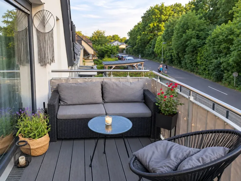 Neuwertige 2-Zimmer-Dachgeschosswohnung mit Balkon und Einbauküche ab 01.12.2026 frei