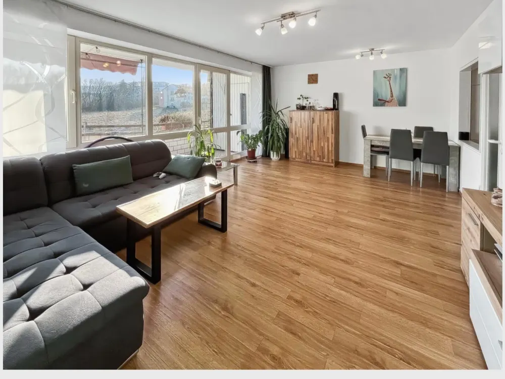 3 Zimmer Erdgeschosswohnung mit Balkon und Garage zu vermieten