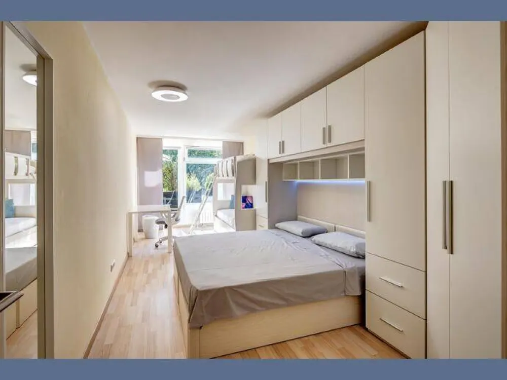 Möbliert: Praktisch möblierte Wohnung mit großem Balkon