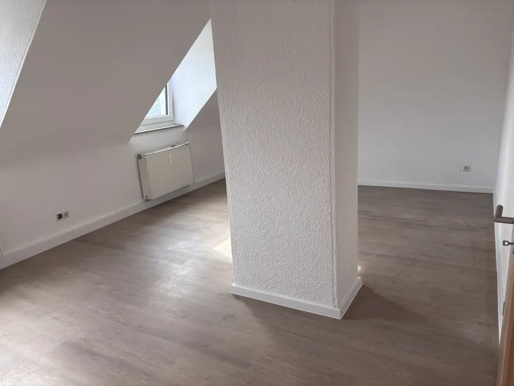 Frisch renovierte 3-Zimmer-Dachgeschoss Wohnung | Helle Räume | Sofort bezugsfrei