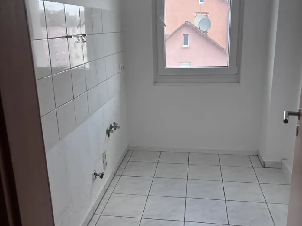 Frisch renovierte 3-Zimmer-Dachgeschoss Wohnung | Helle Räume | Sofort bezugsfrei