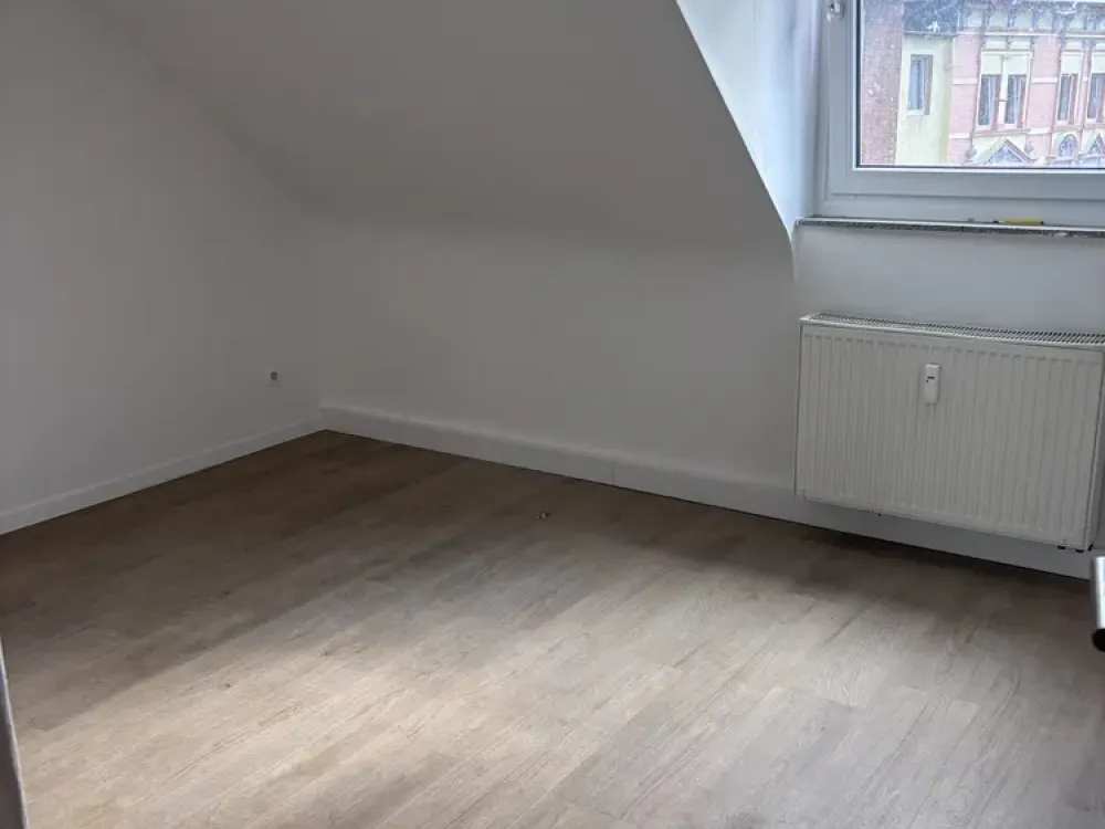 Frisch renovierte 3-Zimmer-Dachgeschoss Wohnung | Helle Räume | Sofort bezugsfrei