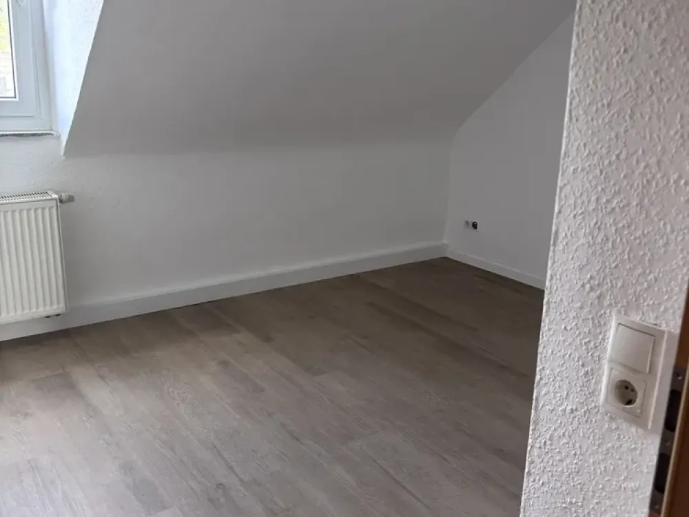 Frisch renovierte 3-Zimmer-Dachgeschoss Wohnung | Helle Räume | Sofort bezugsfrei
