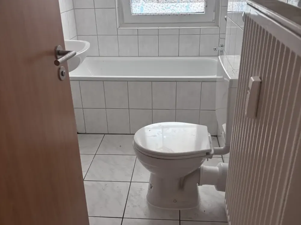 Frisch renovierte 3-Zimmer-Dachgeschoss Wohnung | Helle Räume | Sofort bezugsfrei
