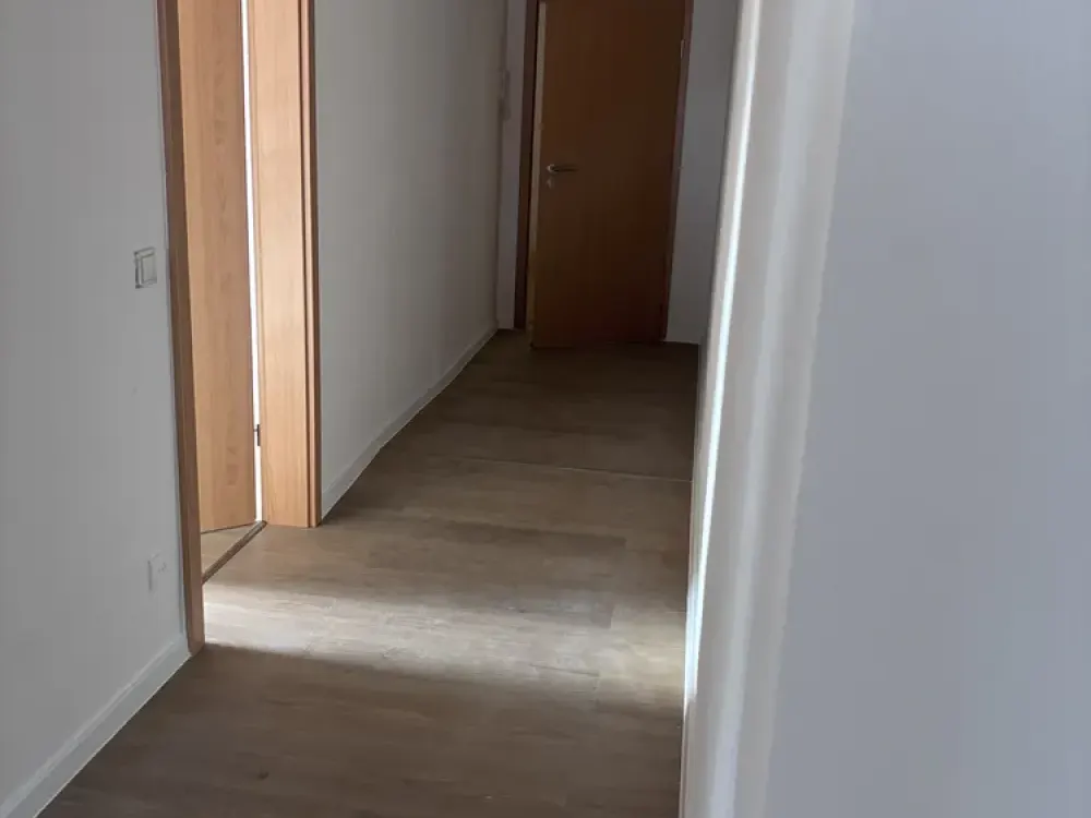 Frisch renovierte 3-Zimmer-Dachgeschoss Wohnung | Helle Räume | Sofort bezugsfrei