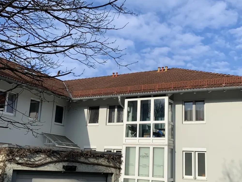 Möblierte 60qm EG-2ZiWg,Überdachte Terrasse,eigener Garten,TG-Stellpl.