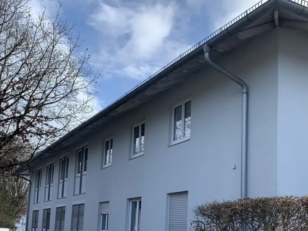 Möblierte 60qm EG-2ZiWg,Überdachte Terrasse,eigener Garten,TG-Stellpl.