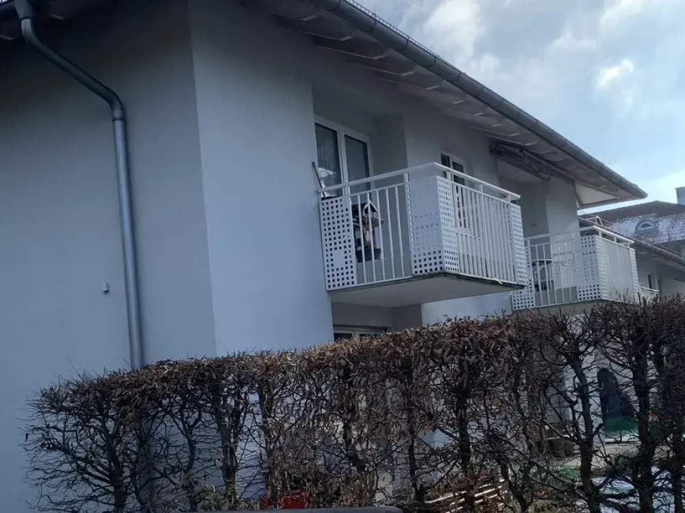 Möblierte 60qm EG-2ZiWg,Überdachte Terrasse,eigener Garten,TG-Stellpl.