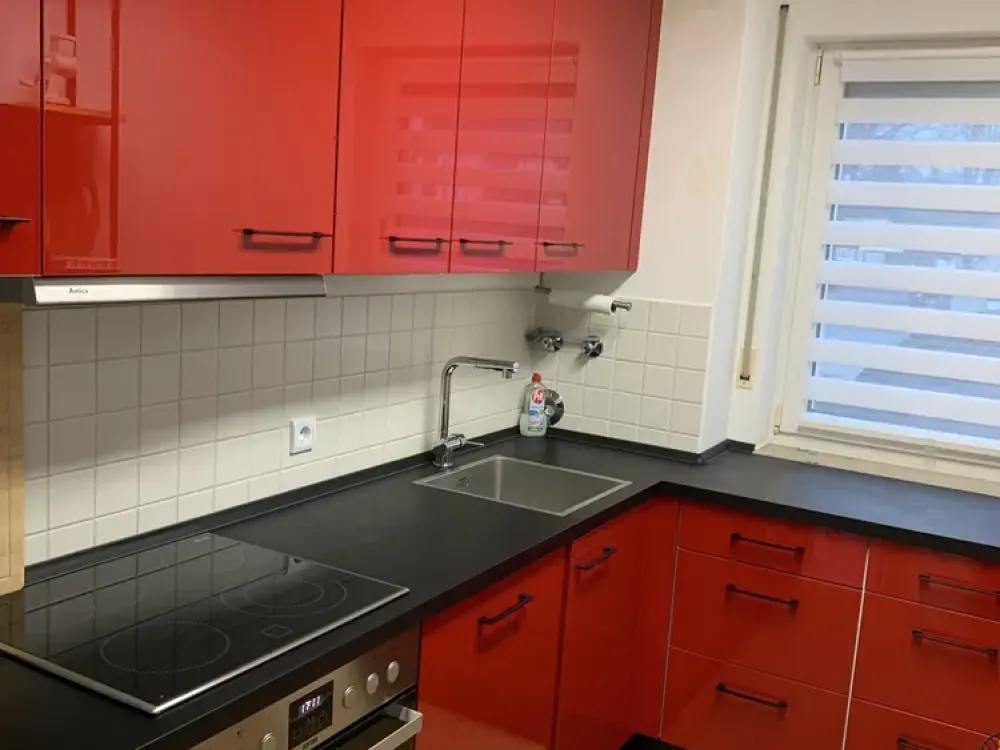 Möblierte 60qm EG-2ZiWg,Überdachte Terrasse,eigener Garten,TG-Stellpl.
