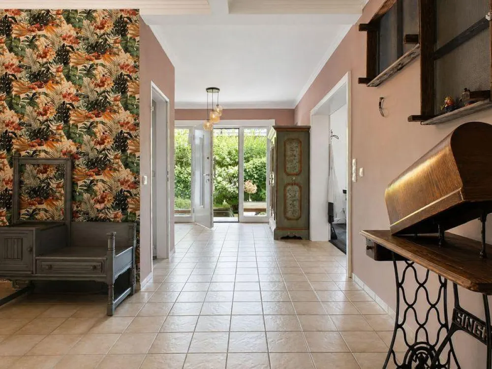 High-quality modernized 3-room apartment with garden, parking space and approx. 110 m² living area...