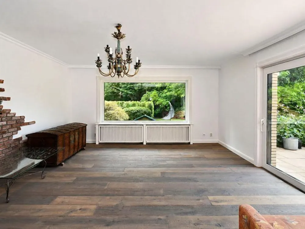 High-quality modernized 3-room apartment with garden, parking space and approx. 110 m² living area...