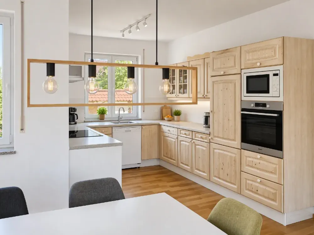 Moderne 2-Zimmer-Wohnung mit Balkon, Tiefgaragenstellplatz und Einbauküche