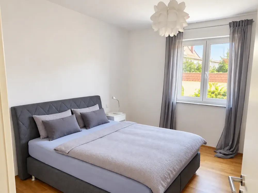 Moderne 2-Zimmer-Wohnung mit Balkon, Tiefgaragenstellplatz und Einbauküche