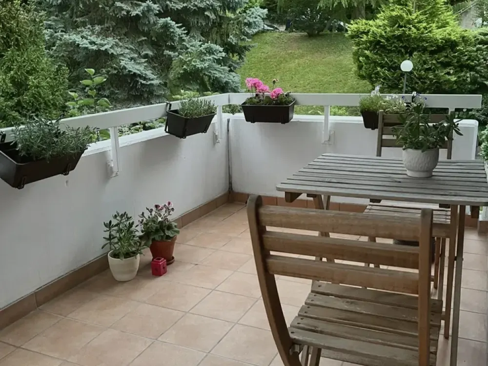 1,5-Zimmer-Wohnung mit Balkon und Küchenzeile im Grünen