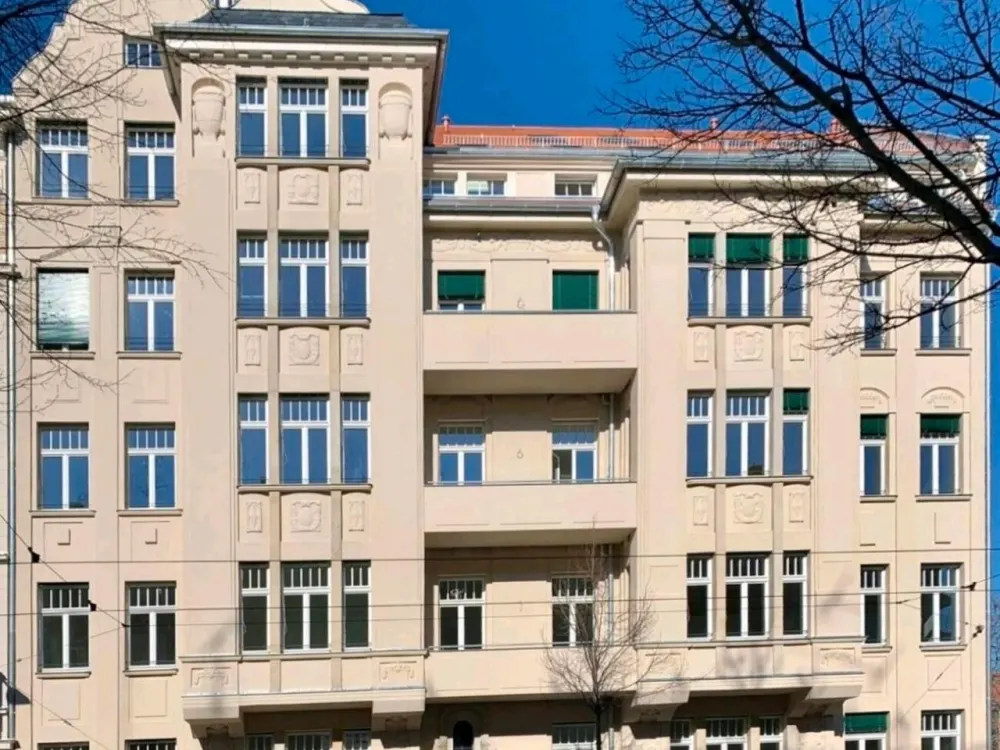 Helle 2-Zimmer-Altbauwohnung mit Loggia & Aufzug|