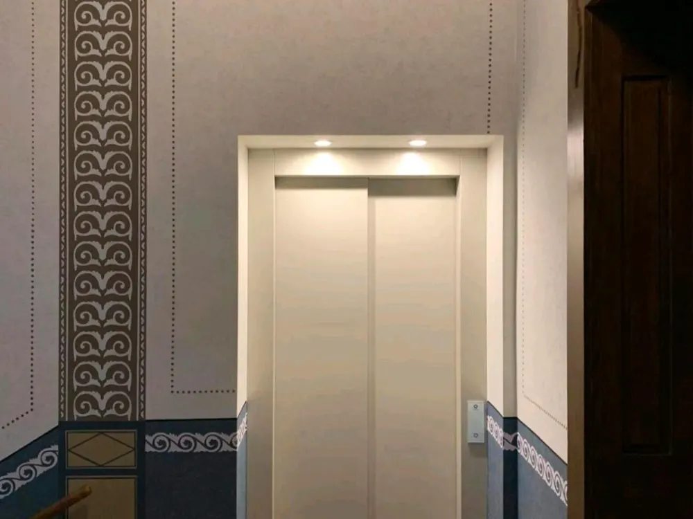 Helle 2-Zimmer-Altbauwohnung mit Loggia & Aufzug|