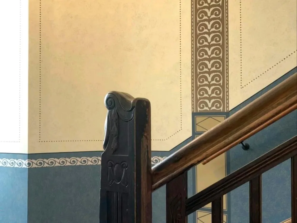 Helle 2-Zimmer-Altbauwohnung mit Loggia & Aufzug|