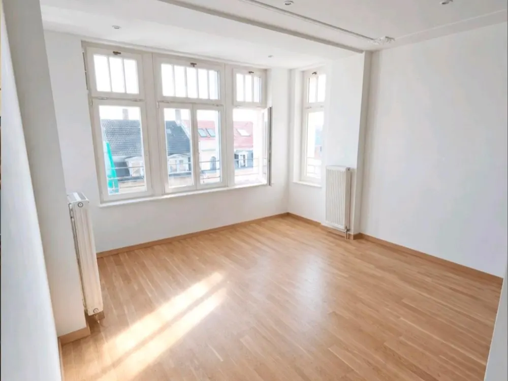 Helle 2-Zimmer-Altbauwohnung mit Loggia & Aufzug|