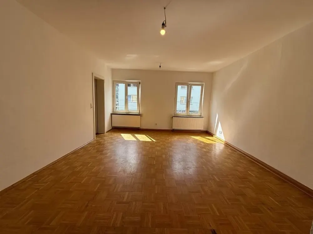 Helle 4,5-Zimmer-Wohnung mit Parkett und Küche auf 89 m² im 1. Stock in Frankfurt