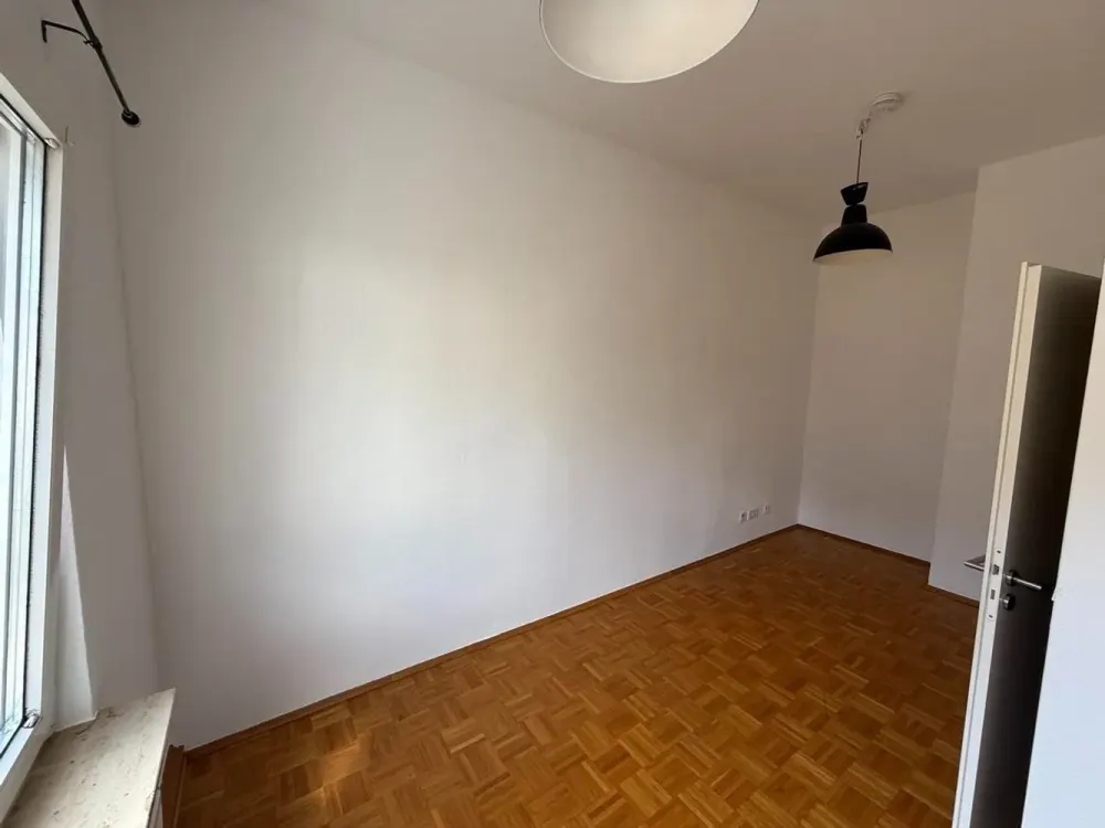 Helle 4,5-Zimmer-Wohnung mit Parkett und Küche auf 89 m² im 1. Stock in Frankfurt