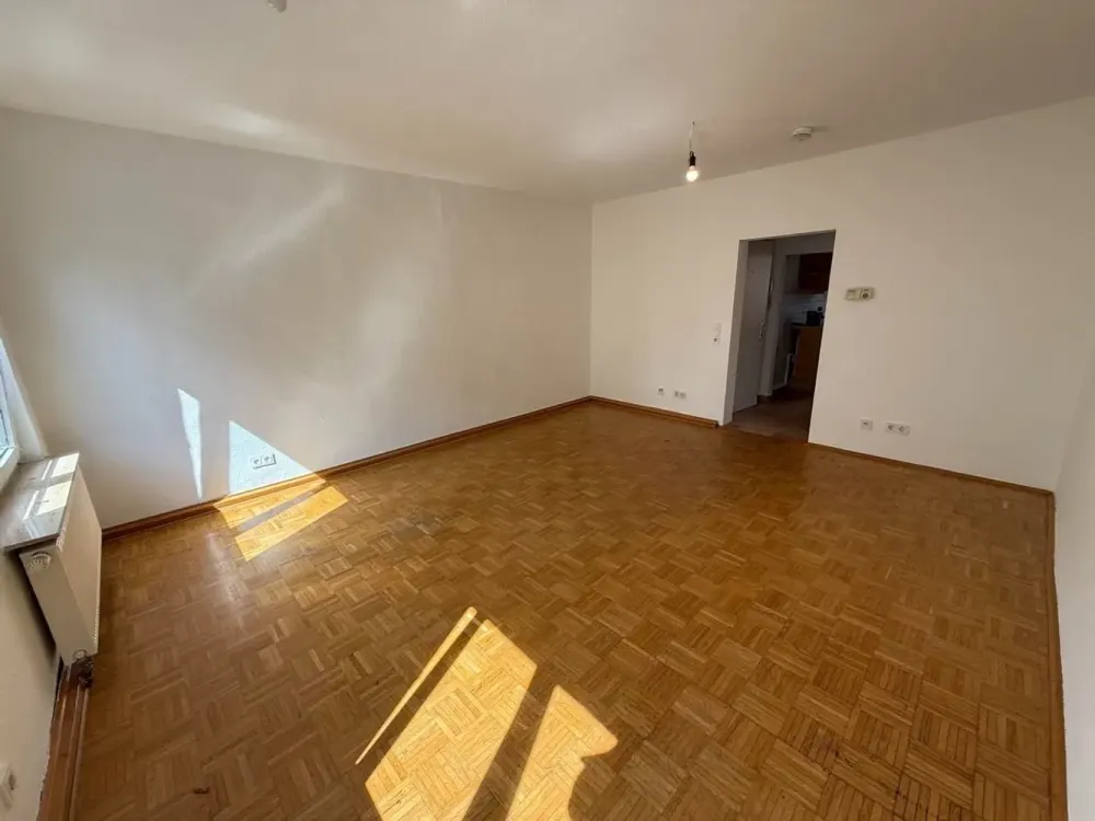 Helle 4,5-Zimmer-Wohnung mit Parkett und Küche auf 89 m² im 1. Stock in Frankfurt