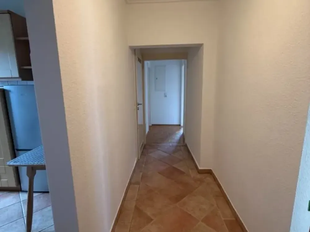 Helle 4,5-Zimmer-Wohnung mit Parkett und Küche auf 89 m² im 1. Stock in Frankfurt