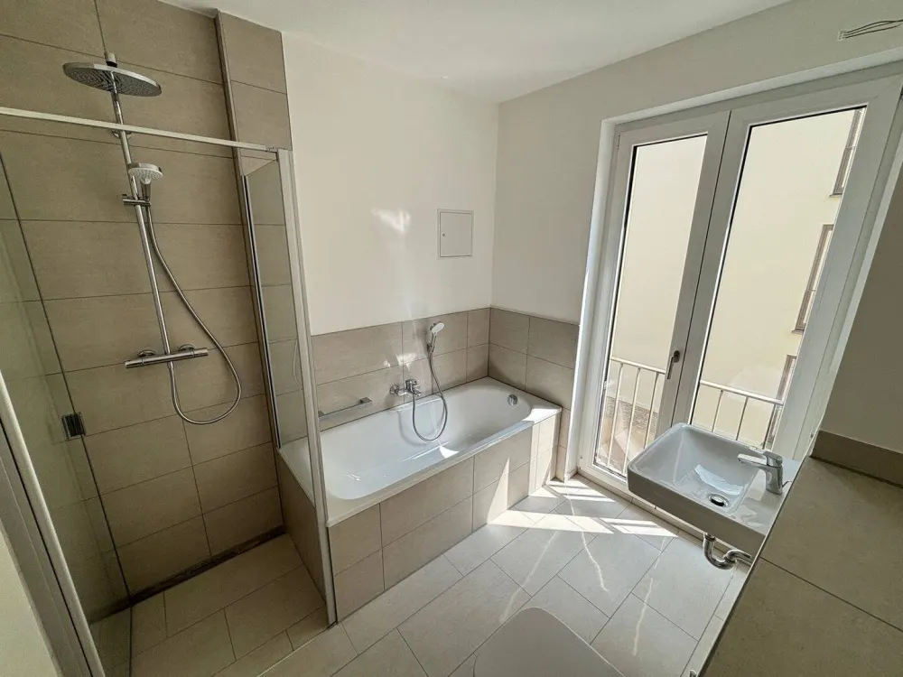Sofort bezugsfertig! Große 4-RW mit Balkon zum Innenhof + Tageslichtbad + Keller