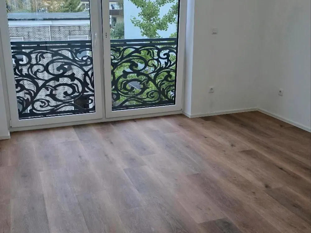 Erstbezug im Neubau: 3-Zimmer-Wohnung mit Einbauküche & Balkon
