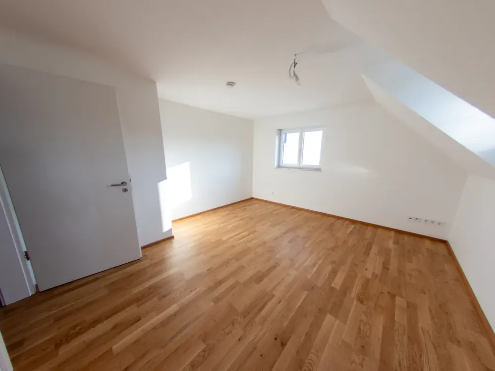 Moderne Neubau-Maisonettewohnung mit hochwertiger Ausstattung, Balkon und EBK