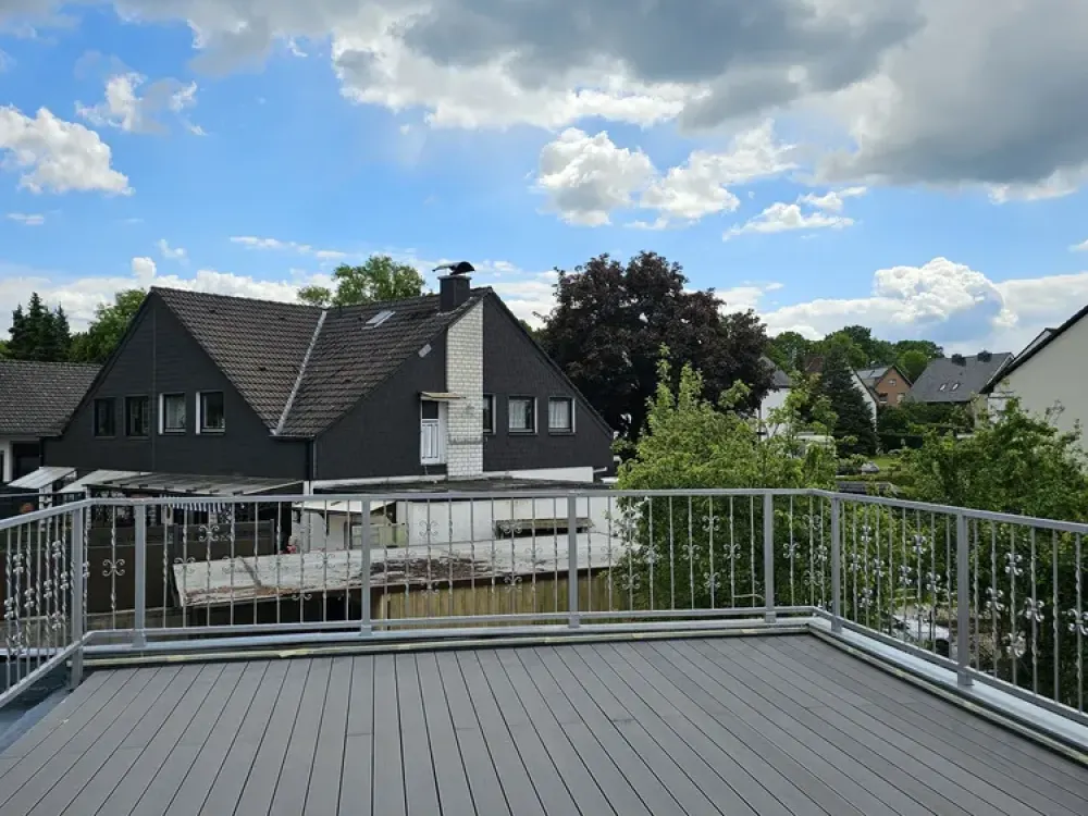 2.5-Room Apartment with Gigantic 53m² Roof Terrace & Air Conditioning in a 2-Party Residential Area!
