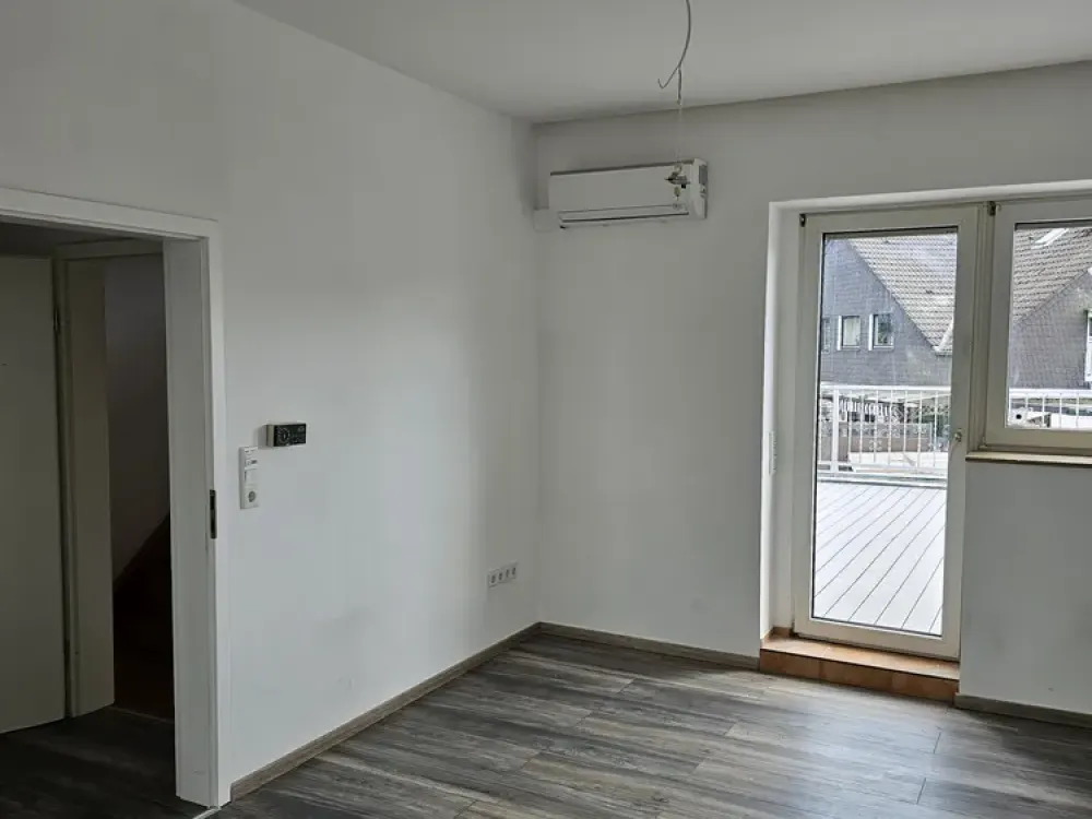 2.5-Room Apartment with Gigantic 53m² Roof Terrace & Air Conditioning in a 2-Party Residential Area!