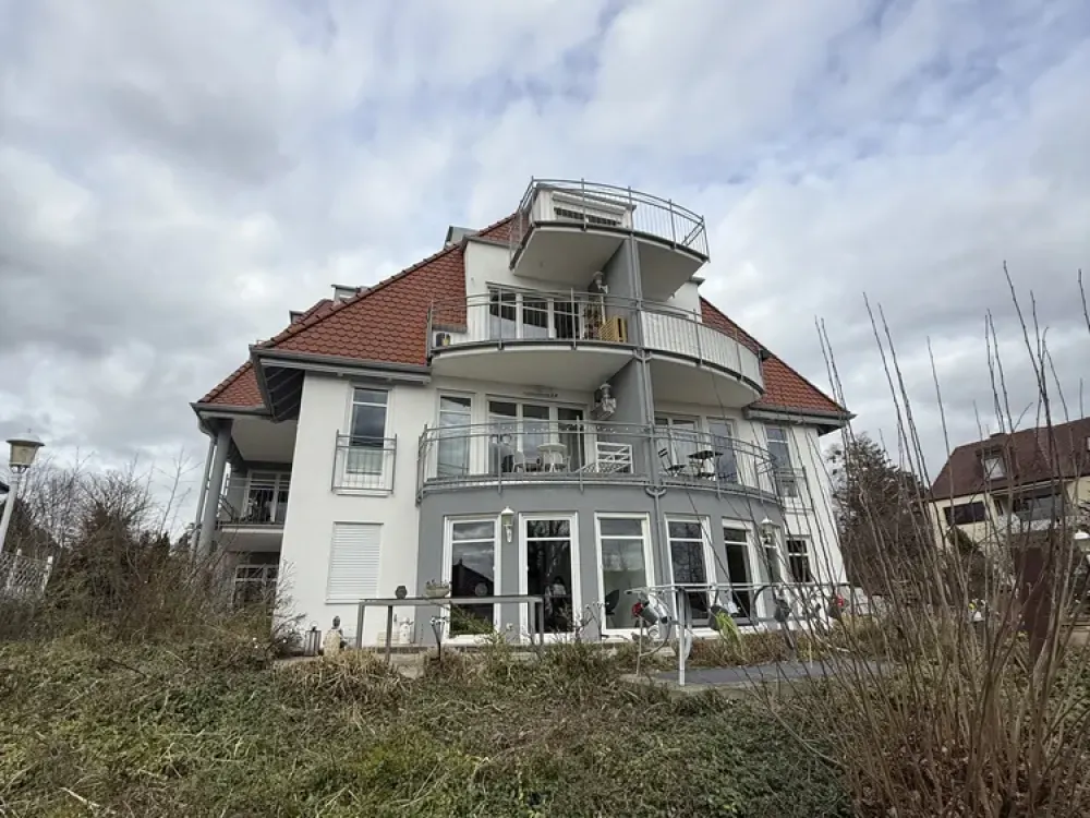 Wohnen am Bodensee: Gepflegte 2-Zimmer-Wohnung mit Balkon, EBK und zwei Stellplätzen