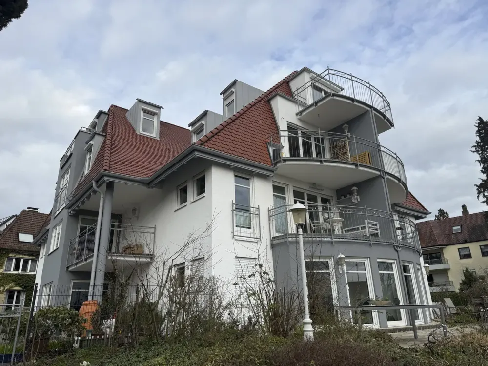 Wohnen am Bodensee: Gepflegte 2-Zimmer-Wohnung mit Balkon, EBK und zwei Stellplätzen