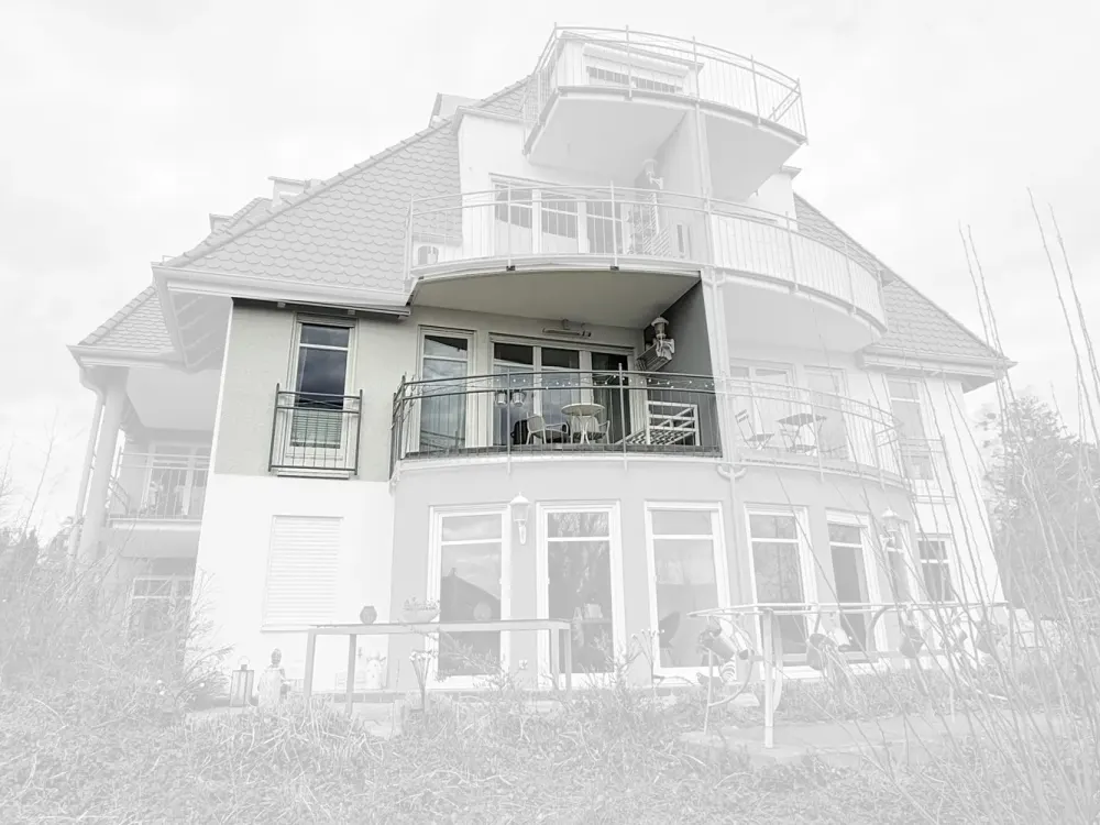 Wohnen am Bodensee: Gepflegte 2-Zimmer-Wohnung mit Balkon, EBK und zwei Stellplätzen