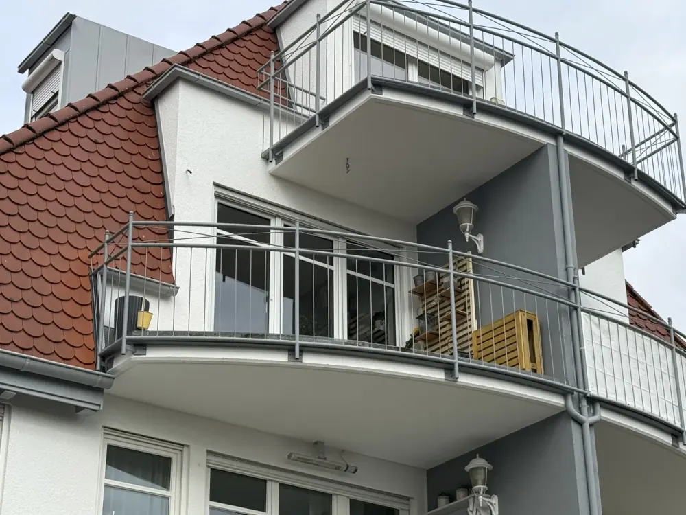 Wohnen am Bodensee: Gepflegte 2-Zimmer-Wohnung mit Balkon, EBK und zwei Stellplätzen