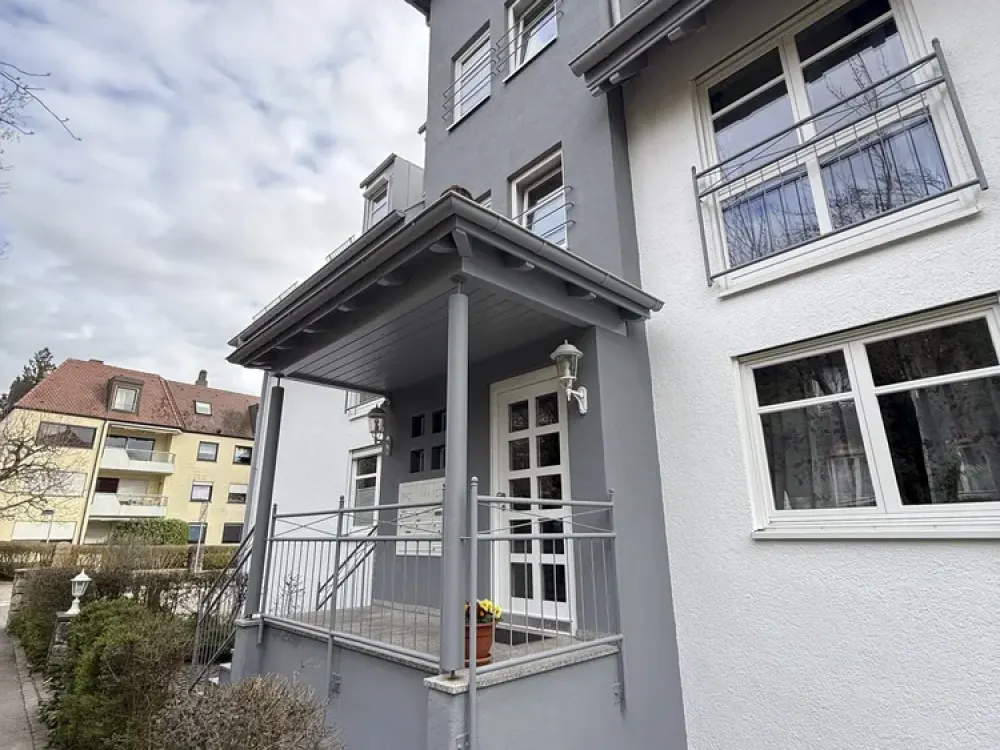 Wohnen am Bodensee: Gepflegte 2-Zimmer-Wohnung mit Balkon, EBK und zwei Stellplätzen