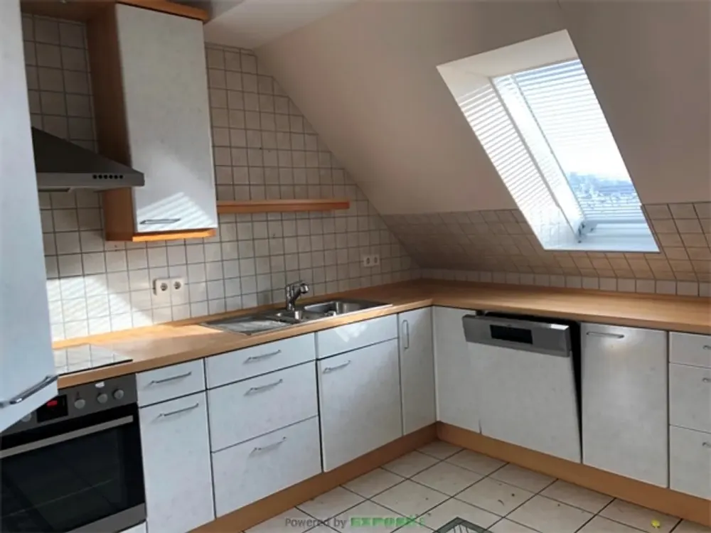Dachgeschosswohnung mit loftartigem Wohnraum und Büro