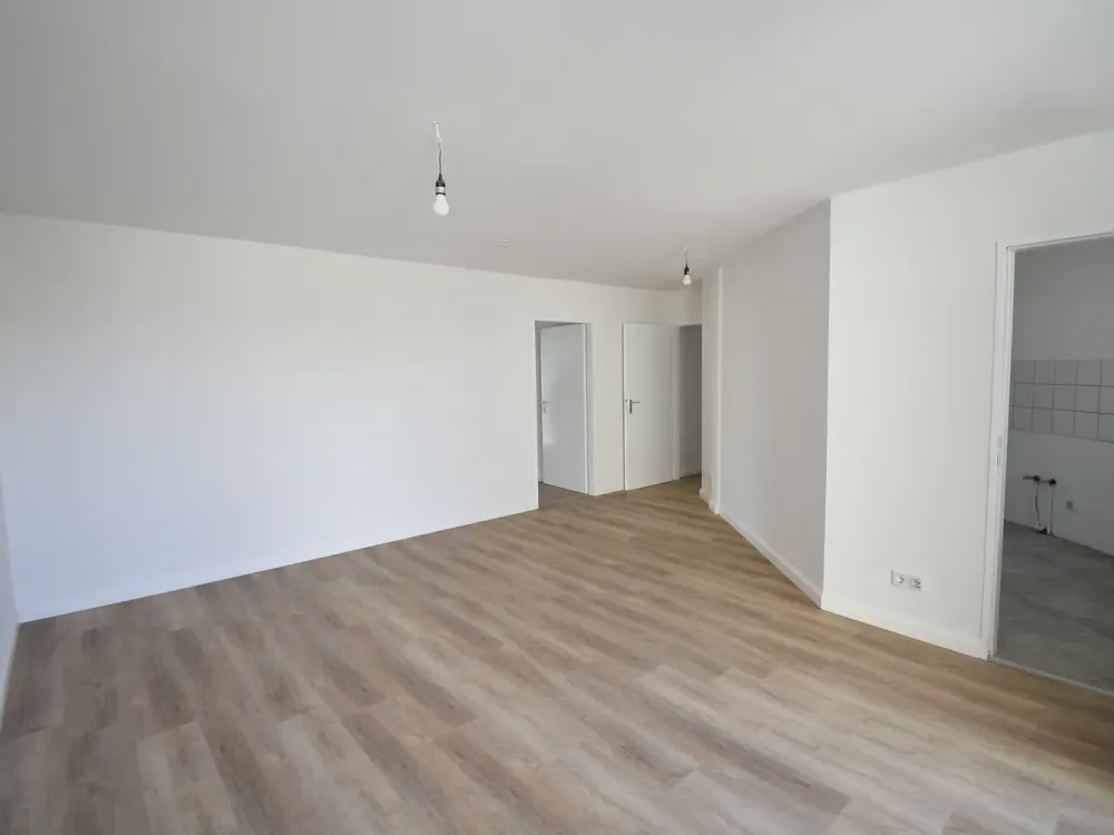 WBS erforderlich! Renovierte 3-Zimmer-Altbau-Whg mit Balkon