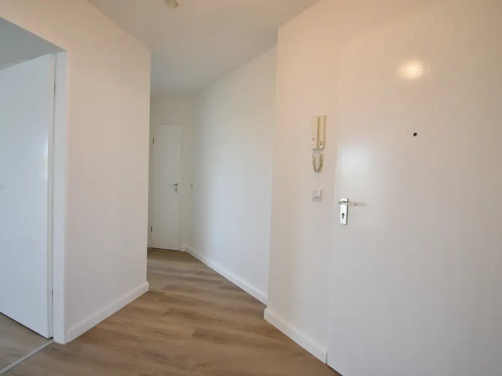 WBS erforderlich! Renovierte 3-Zimmer-Altbau-Whg mit Balkon