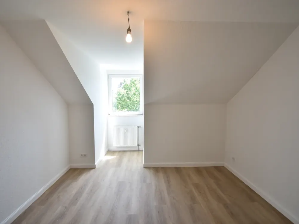 WBS erforderlich! Renovierte 3-Zimmer-Altbau-Whg mit Balkon